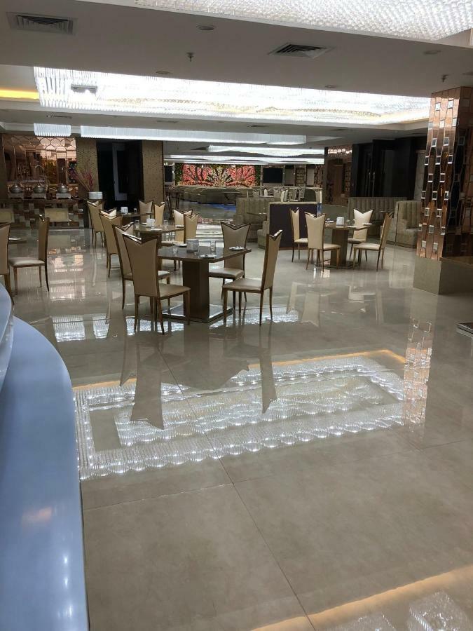 ホテル Royal Imperio ファリーダーバード エクステリア 写真